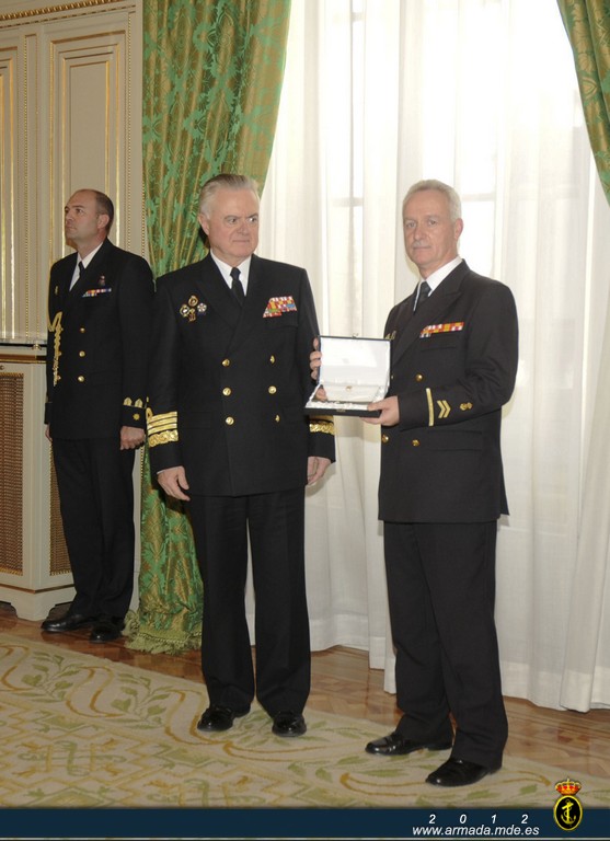 El AJEMA entrega una placa al Suboficial Mayor de la Armada saliente, en agradecimiento a su labor
